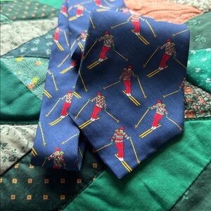 GAP men’s 100% silk tie novelty ski print, navy.